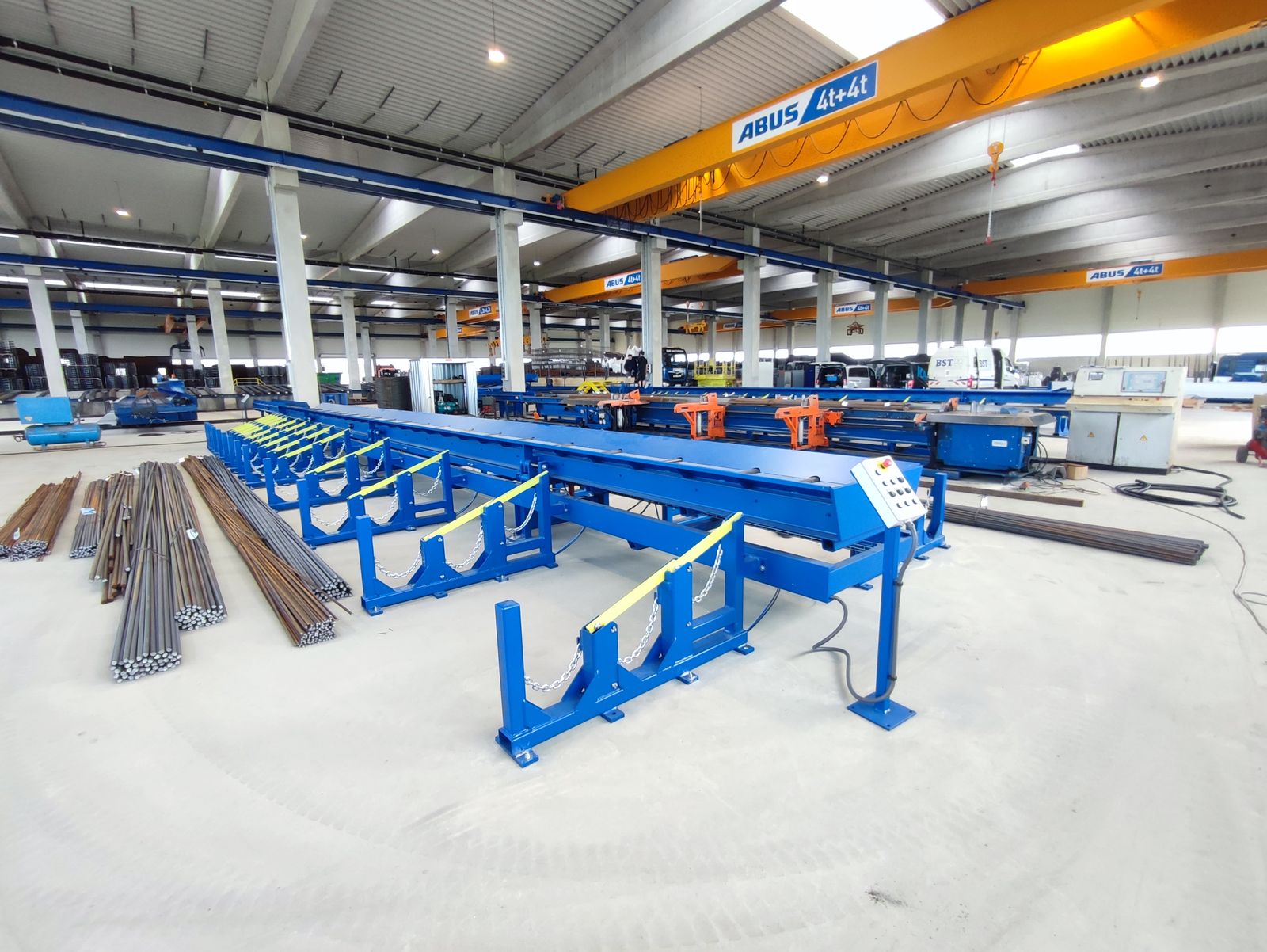 Montierte Zuführstrecke einer EVG-Anlage in der KMS Montagehalle