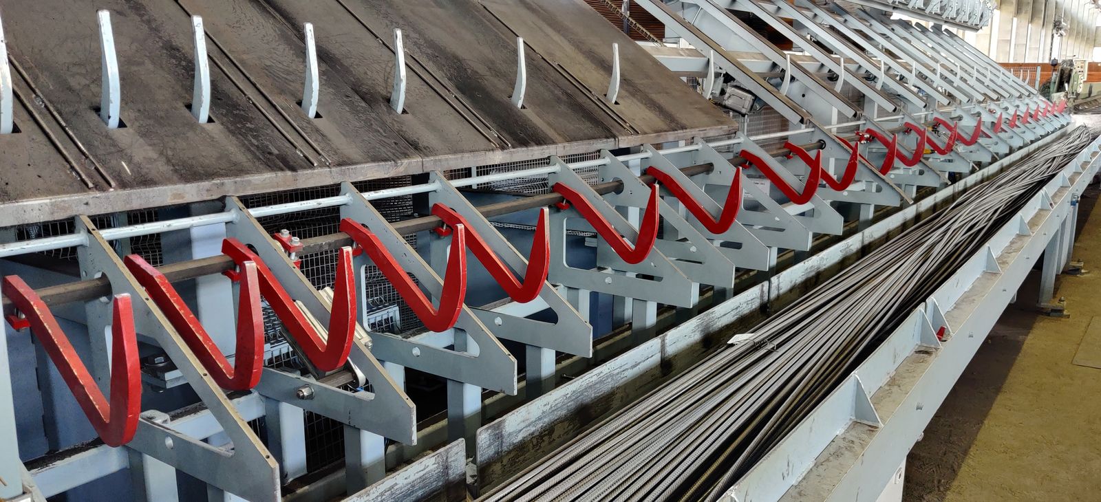 Drahtzuführung mit Ablagefingern – Detail einer Betonstahlanlage