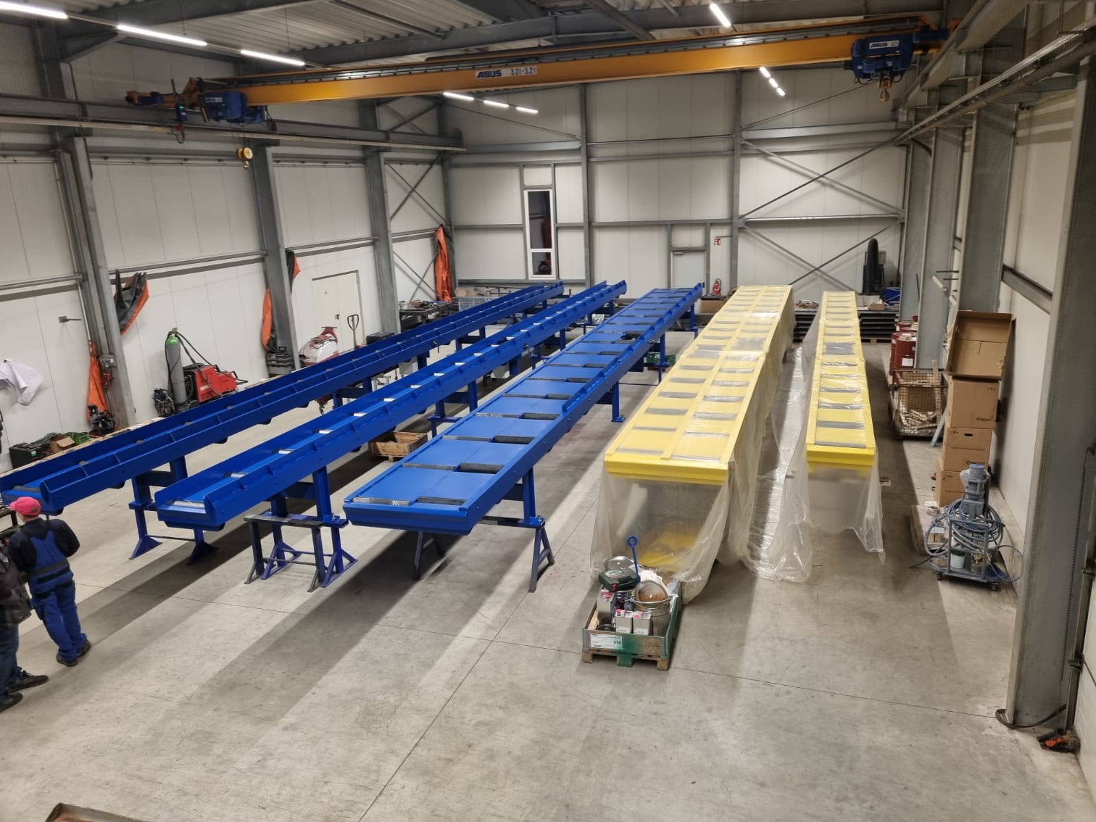 Endmontage von Förderstrecken in der Montagehalle bei KMS