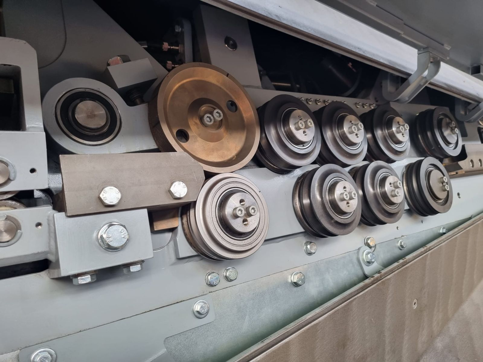 Richtwerk mit Richtrollen einer Betonstahlmaschine – Detailaufnahme